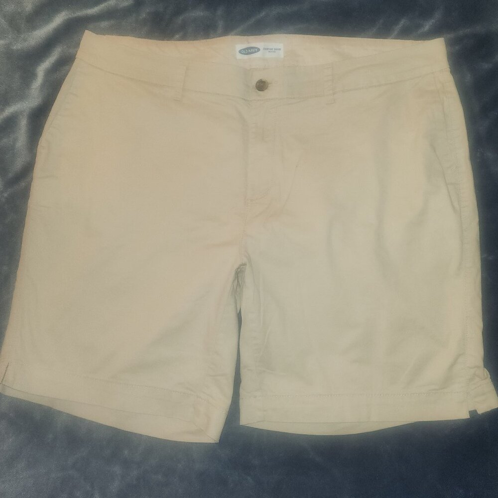 Old Navy Ladie's every day khaki shorts. high rise, in size 18 Plus/ 42" waist
